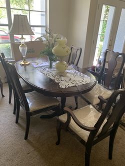 Good condition solid wood dining table and 6 chairs