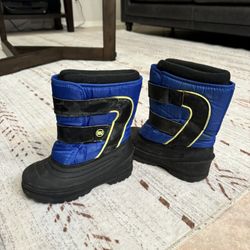Snow boots size 11/ toddler kids snow boots 
