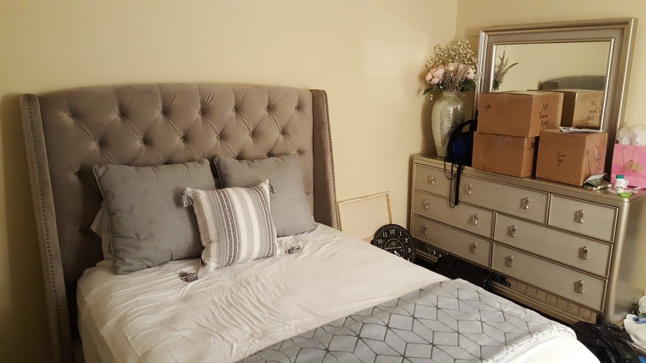 sofia vergara paris silver dresser Coaster Pembroke 5-piece California King Bedroom Set Washed Oak Create a room made for a princess with this night stand from the Maddie Collection Furniture of America Maddie Pearl