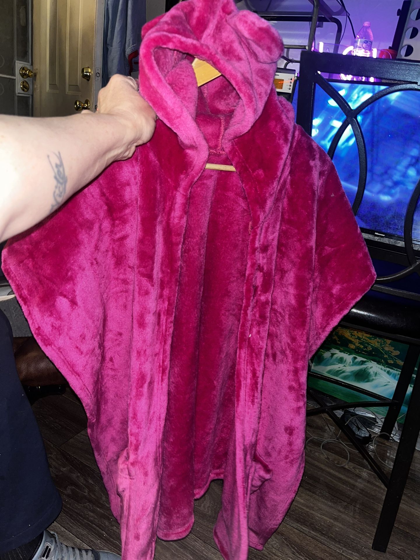 Warm and Cozy fuschia pink young girls over the shoulder blanket shawl in like new condition located Off lake mead and Simmons area asking $5