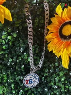 Stun The Crowd! Iced out 76ers w/Iced Out Chain (Set)