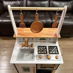 MOVING SALE!! Kidkraft Kitchen