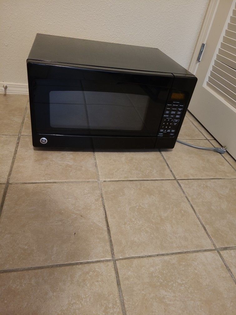 GE 2 cu ft. Microwave - black