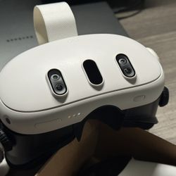 Meta Quest 3 128GB VR Headset, Controllers, and Facial Interface Kit