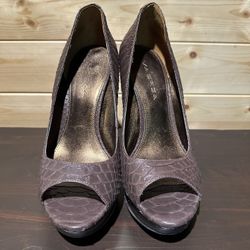 Like new Via Spiga brown peep toe platform pumps in size 7