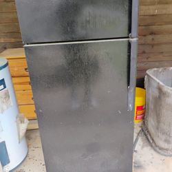 GE Fridge Black (Freezes at Top get a little cold at bottom