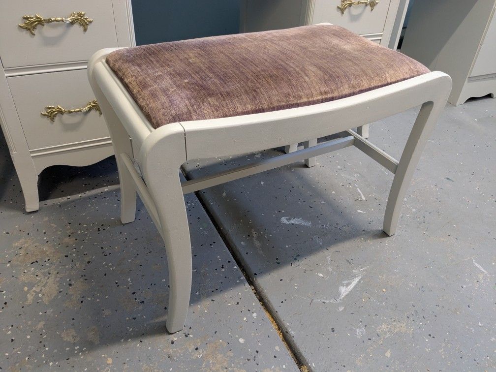 Vanity Stool H18 L25 W16