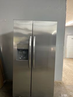 Frigidaire Stainless Refrigerator ‼️60 Day Warranty‼️