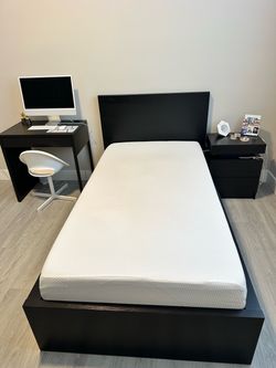 Cama Twin IKEA  con su colchón  y mesa de noche con luz led
