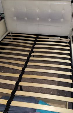 QUEEN SIZE BED FRAME FOR SALE !!!