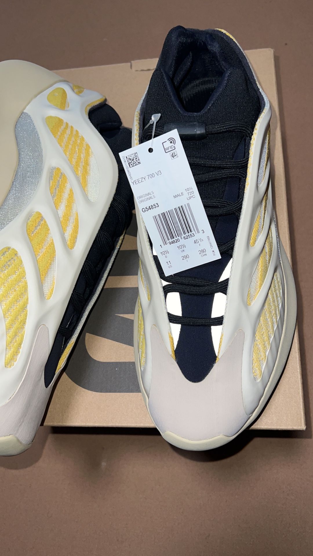 11 Yeezy 700 V3 Safflower