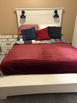 Adjustable Queen Bedroom Set With Night Stand And Mattress