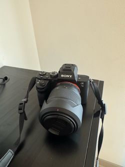 Sony Alpha 7 |I Mirrorless Camera with 28-70mm lens