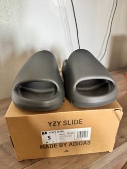 Yeezy Slide Size 5 (Granit)