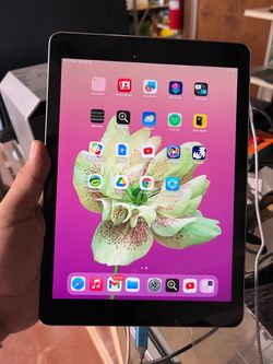 iPad 5th generation  32GB STORAGE   It has a all crack on screen
