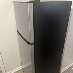 Sale Mini Refrigerator/ Se Vende Está Pequeña Refigedora 