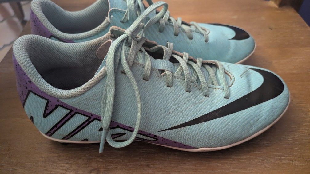 Nike Soccer Cleats Size 6
