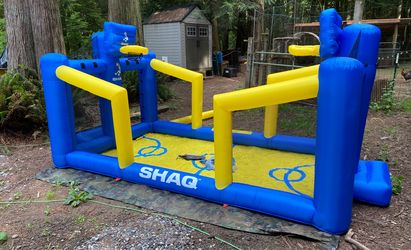 Bounce house with water sprinkler