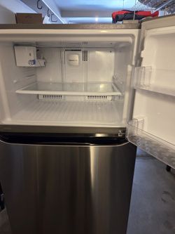 24 Cu Ft LG Refrigerator W/ Icemaker And Water