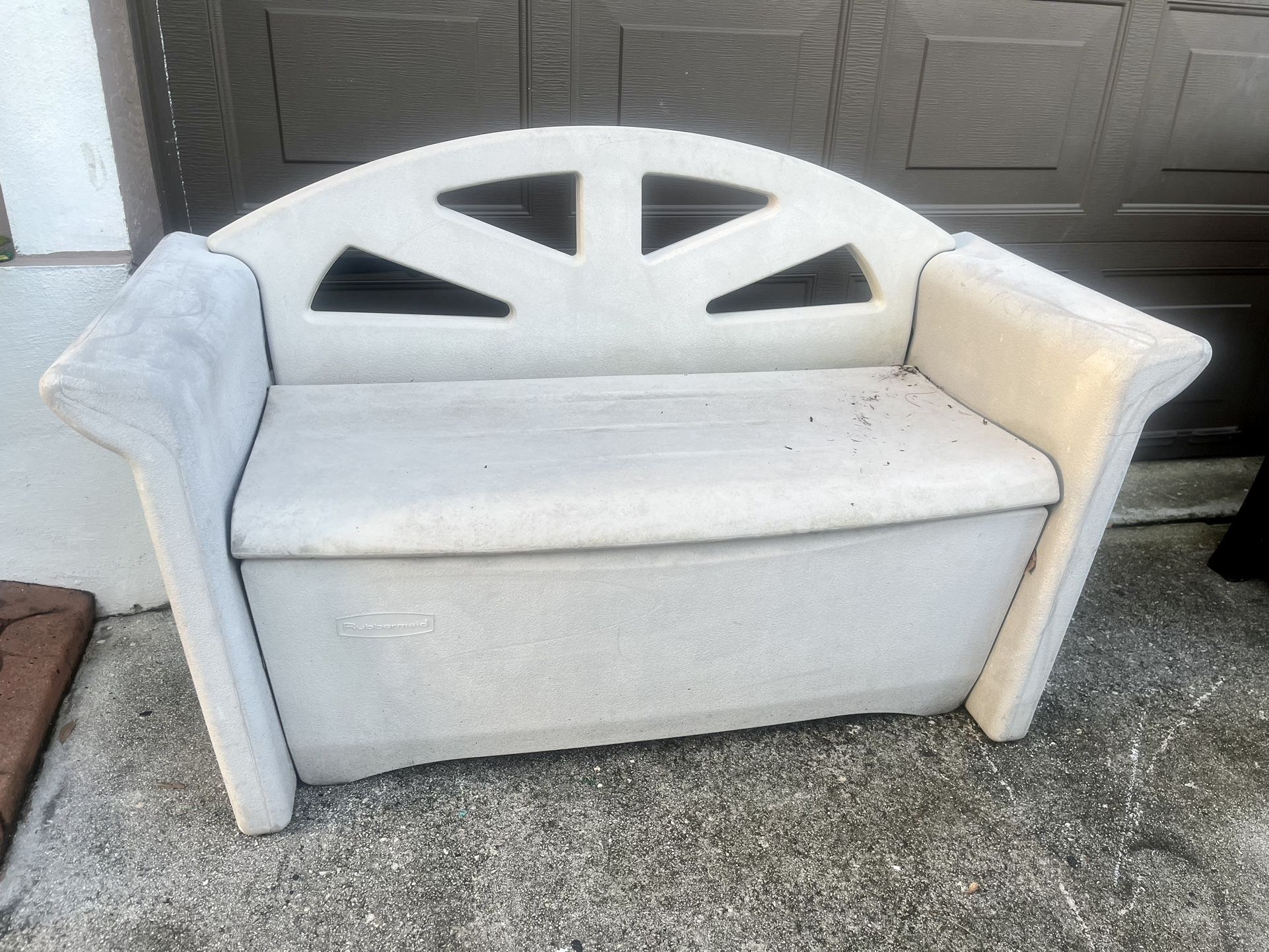 Rubbermaid Outdoor Storage Bench - Deck Box