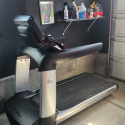Life Fitness Discover SE 95T Elevation Treadmill