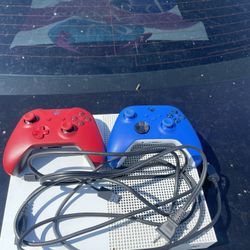 Xbox One S + 2 Controllers