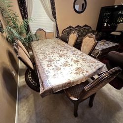 dinning table with chairs and catch 
