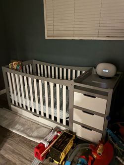 Grayco  Baby Crib  w/ changing station .