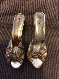 NEW PK GOLD SIZE 9 1/2 GOLD PUMPS