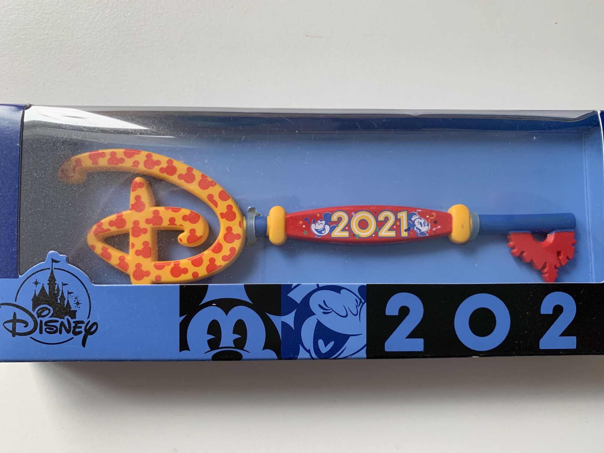 New Disney 2021 Mickey and Minnie Mouse Collectible Key Special Edition Cash only