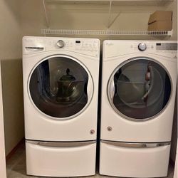 Washer and dryer with two pedestals
