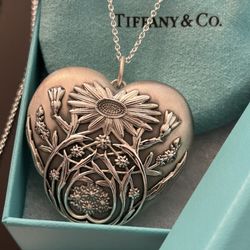 TIFFANY & CO LOCKET