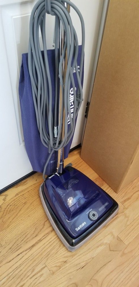 NEW Cond COMMERCIAL SANITARE HEAVY DUTY VACUUM WITH COMPLETE ATTACHMENTS , AMAZING POWER SUCTION , WORKS EXCELLENT , IN THE BOX
