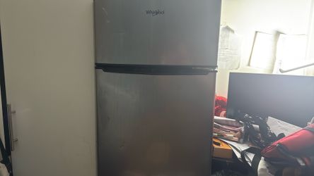 Mini refrigerator with freezer