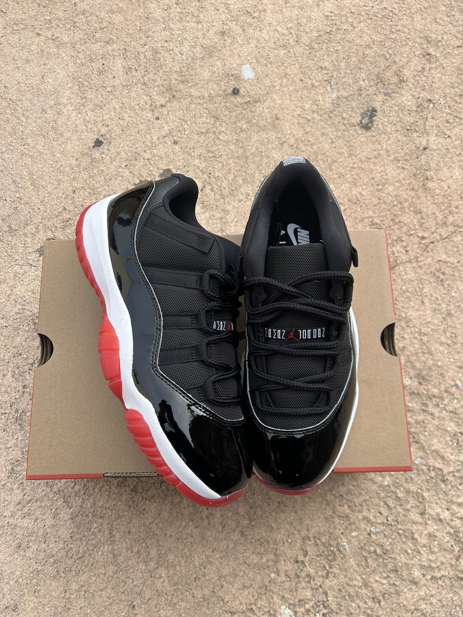 Bred Jordan 11 Low Size 8🔥