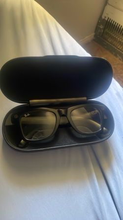 Ray-Ban Meta Smart Glasses with Case