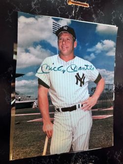 MLB MICKEY MANTLE SIGNED COLOR PIX - YANKEES