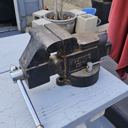 Heavy duty Alltrade 5in bench vise, good condition 