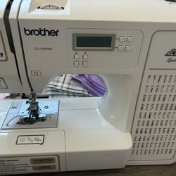 Sewing machine With Fabric And Accesorios 