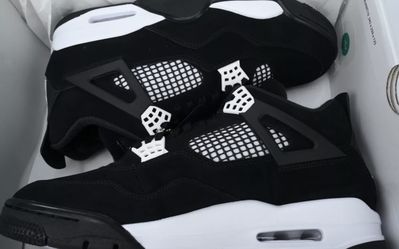 Jordan 4 White Thunder *Brand New* *Size 9.5*