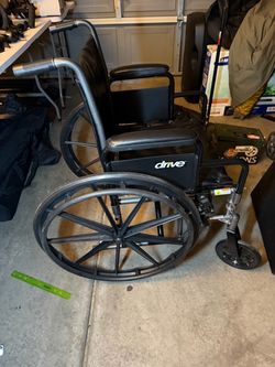 Drive Medical Silver Sport 2 Folding Wheelchair 18” Seat 300 lb Capacity – SSP218DDA-SF