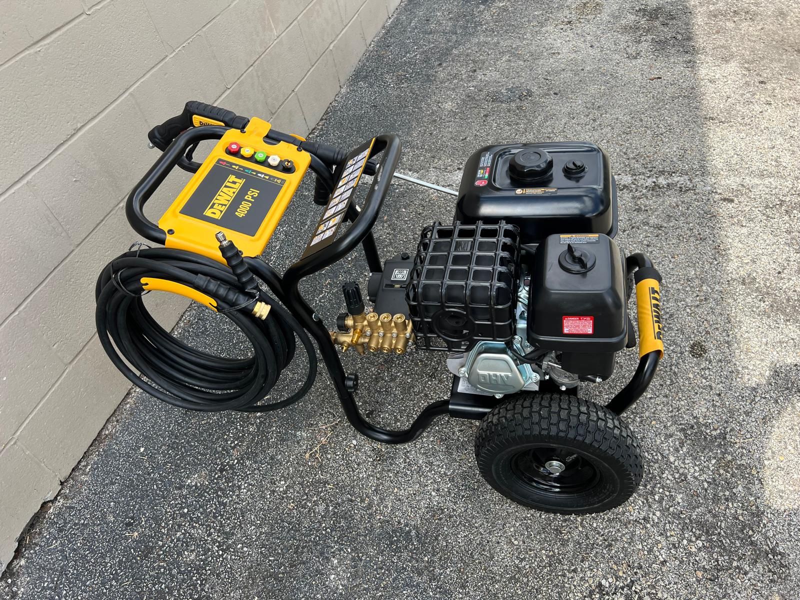 DEWALT 4000 PSI 3.5 GPM Cold Water Gas Pressure Washer with DeWalt 338cc Engine