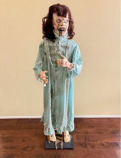 Exorcist Regan Halloween Animatronic RARE 2011 Spirit Halloween. Head spins 360 degrees.