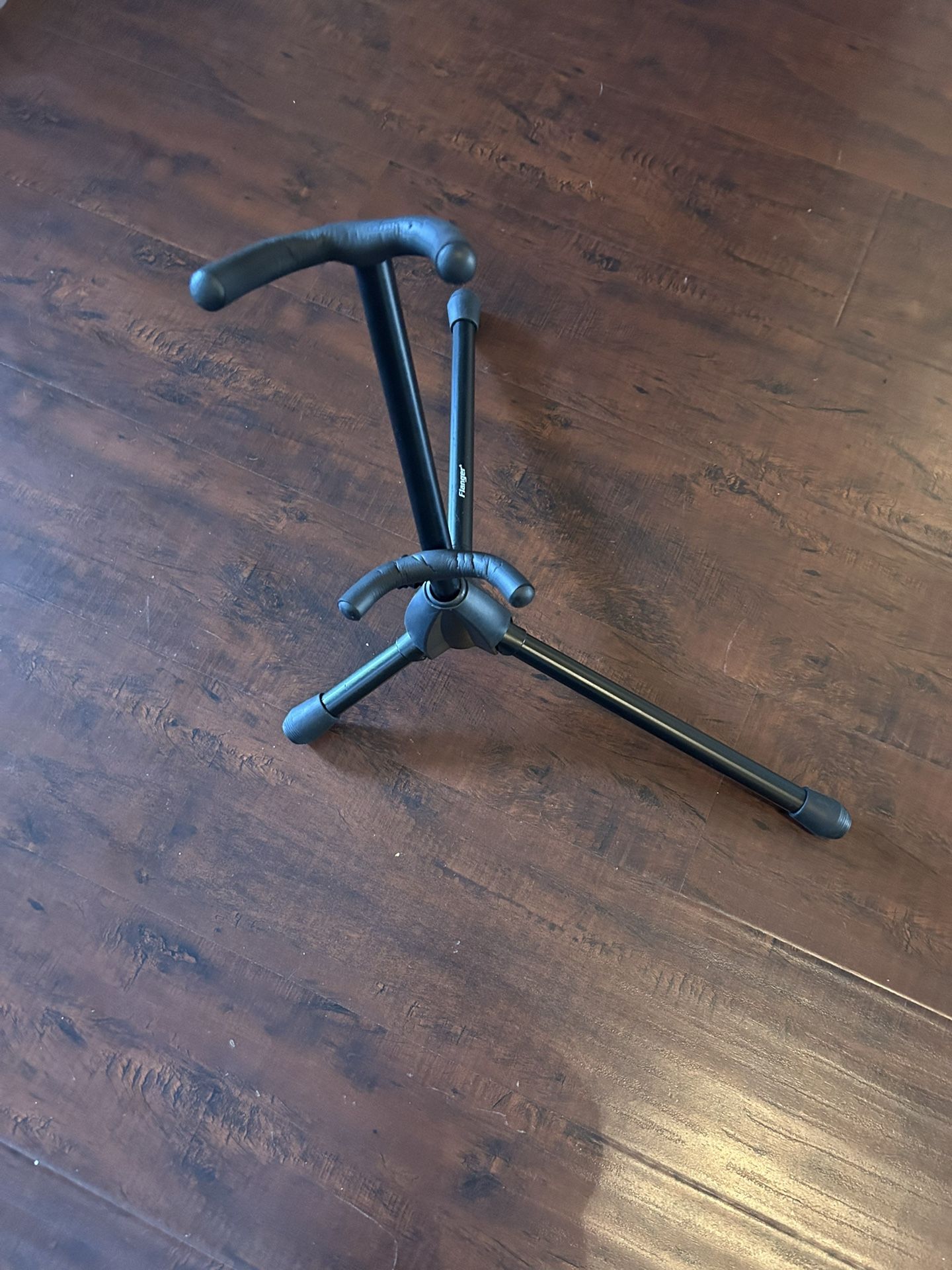 Saxophone stand - Kid Size - Free
