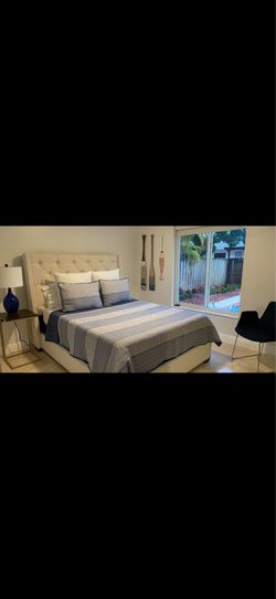 Queen Upholstered Bed from CB2 Cama Queen con Colchón