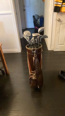 Golf Men’s RH Northwestern w/MacGregor Leather Divider Bag.
