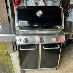 Weber Genesis NATURAL GAS 3 Burner Grill/BBQ - CAN DELIVER 