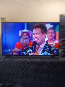 55 inch Roku 4k smart tv beautiful tv comes with remote control shows great quality clear picture works perfect guaranteed