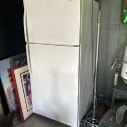 whirlpool refrigerator (older model) but in great condition 