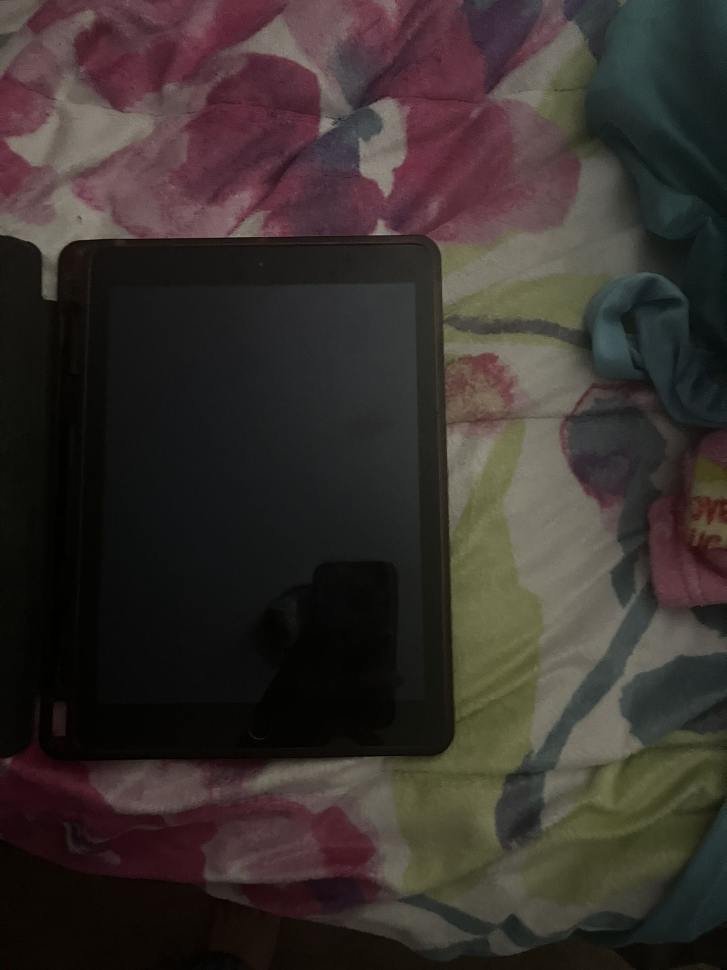 Used Apple iPad, silver, 5th gen